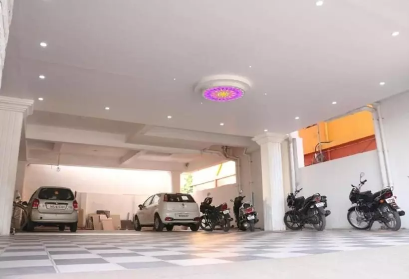 Hotelli Saravanas Lodge