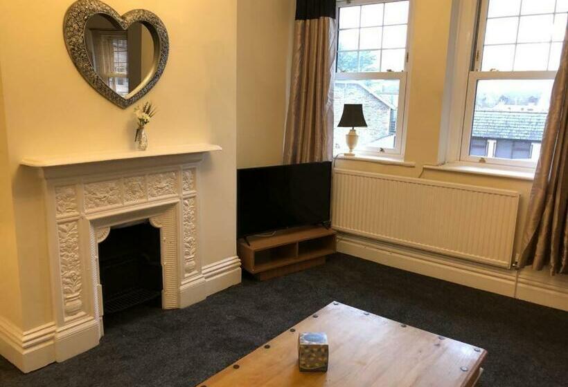 Отель The Newbridge