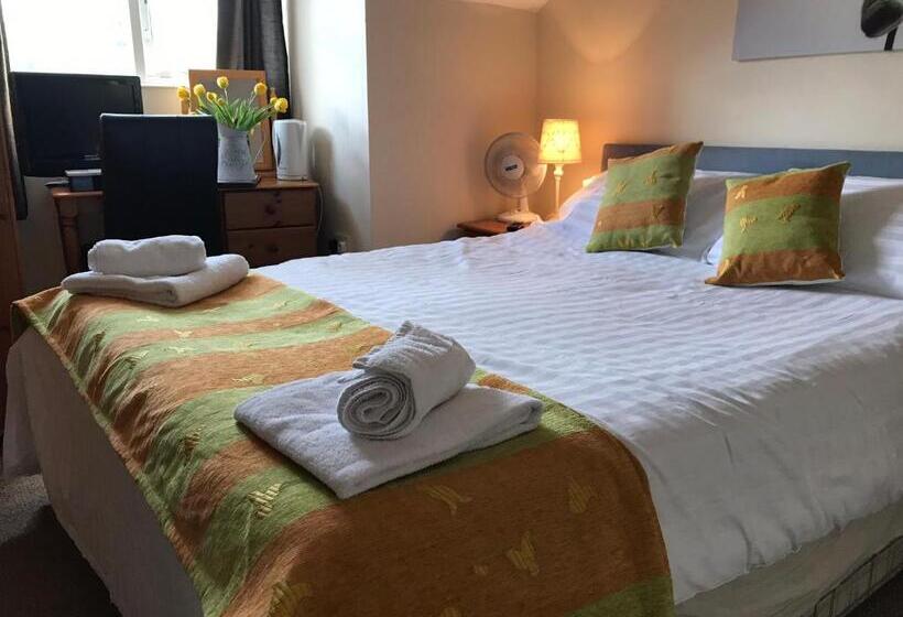 Отель The Newbridge