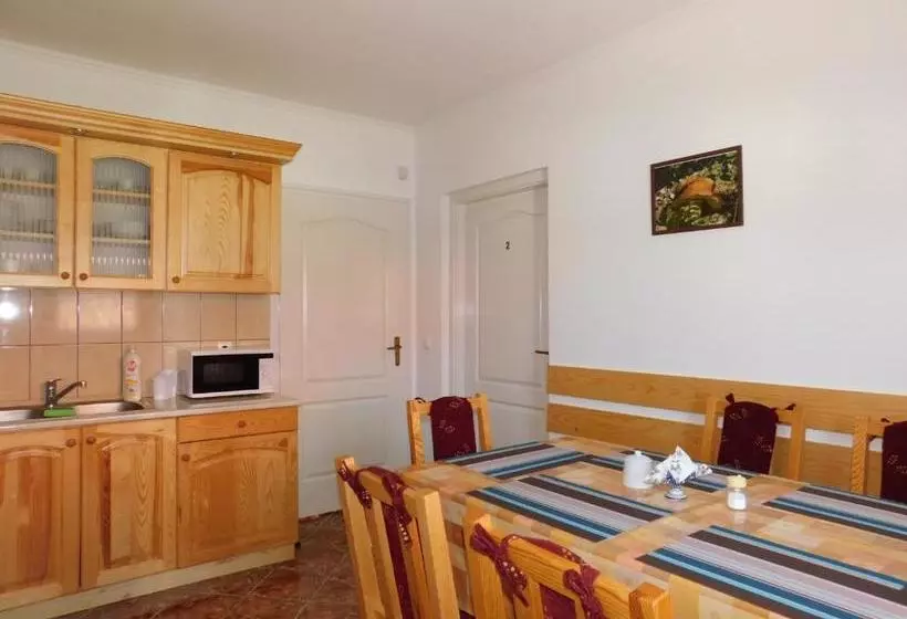 ペンション 8888 Apartmanház