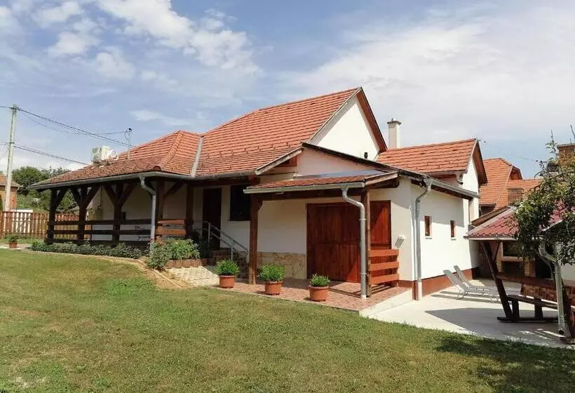 ペンション 8888 Apartmanház