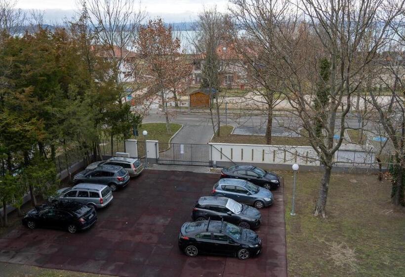 渡假胜地  Zamárdi Tok