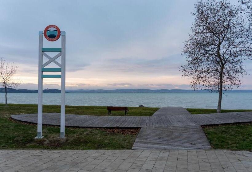 渡假胜地  Zamárdi Tok