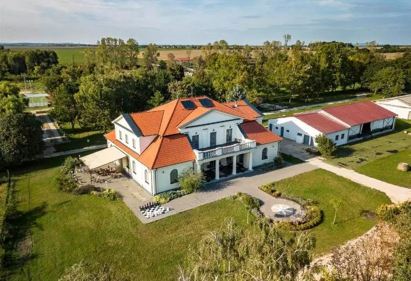 Aamiaismajoitus (B&B) Tarnóca Kúria