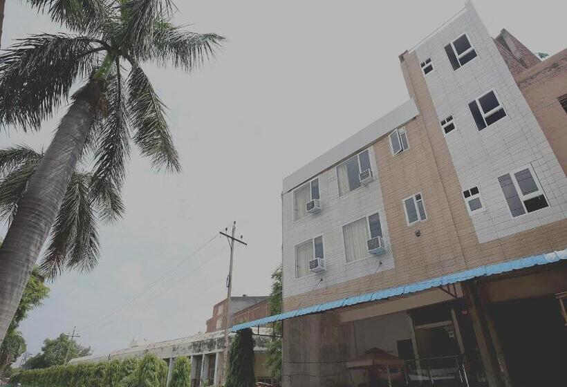 فندق Collection O Gold Star