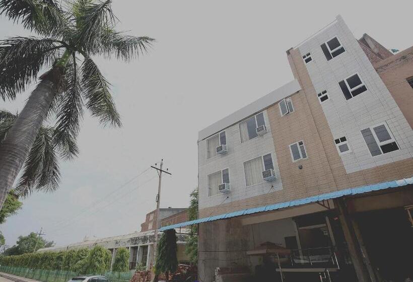 فندق Collection O Gold Star