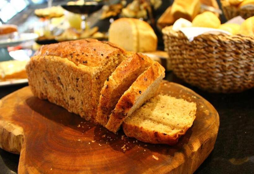 Отель Premier Garden