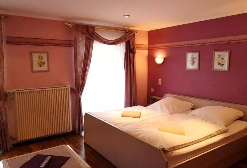 Majatalo Gasthaus Zur Alten Dorfschmiede