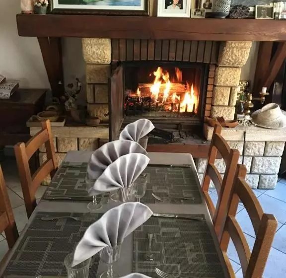 ホテル Restaurant Les Gorges De Chouvigny