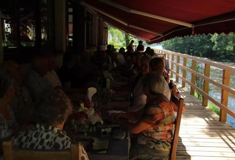 ホテル Restaurant Les Gorges De Chouvigny