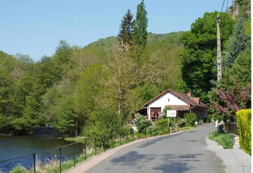 ホテル Restaurant Les Gorges De Chouvigny