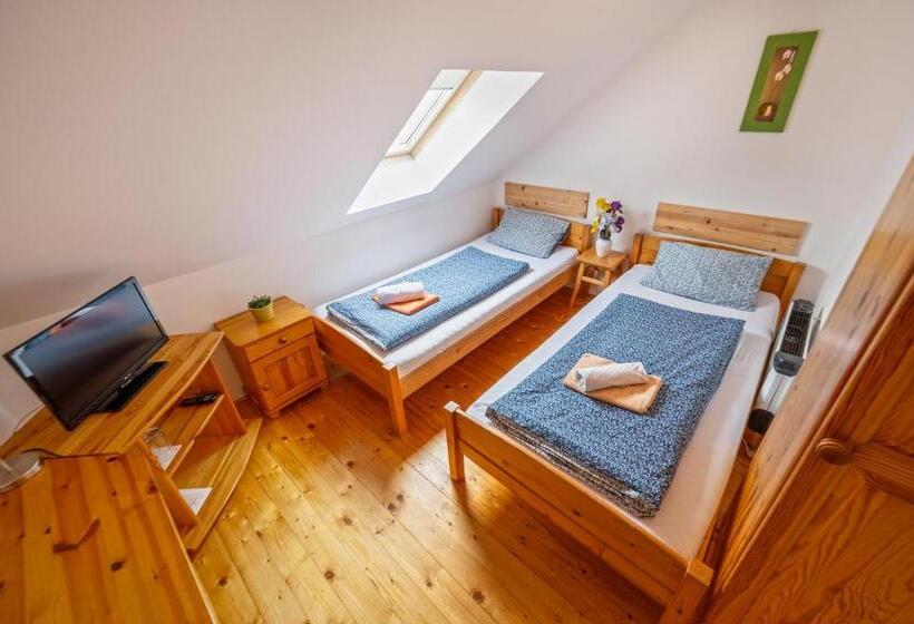 ペンション Penzion U Kostela