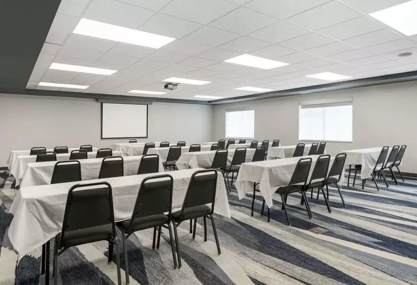 Отель Comfort Suites