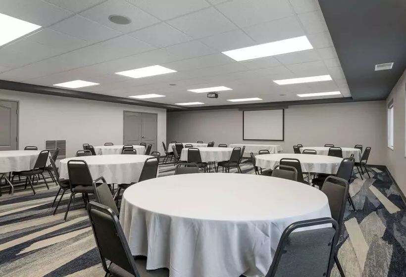 Отель Comfort Suites