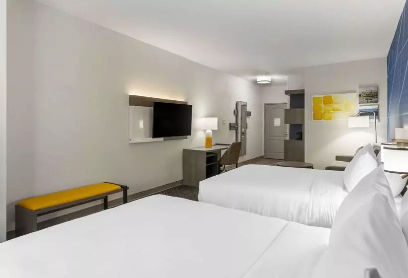 Отель Comfort Suites