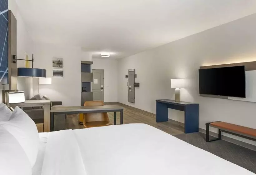 Отель Comfort Suites