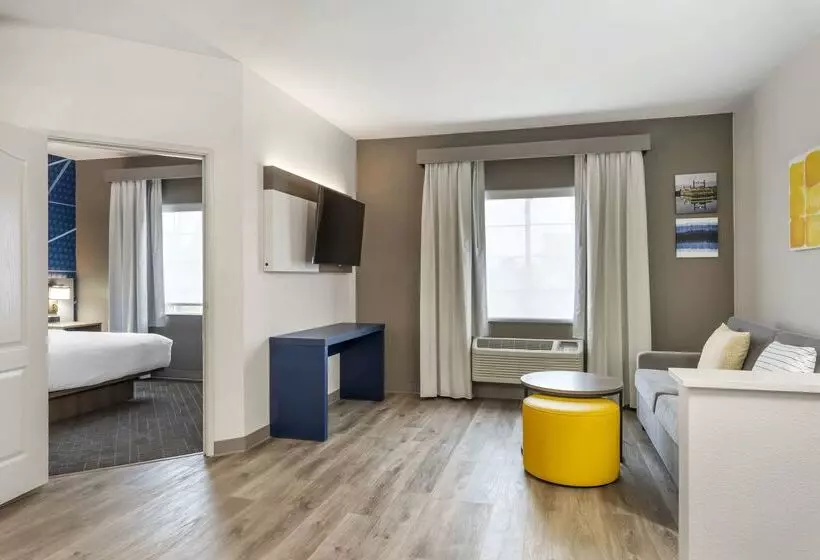 Отель Comfort Suites