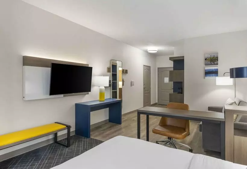 Отель Comfort Suites