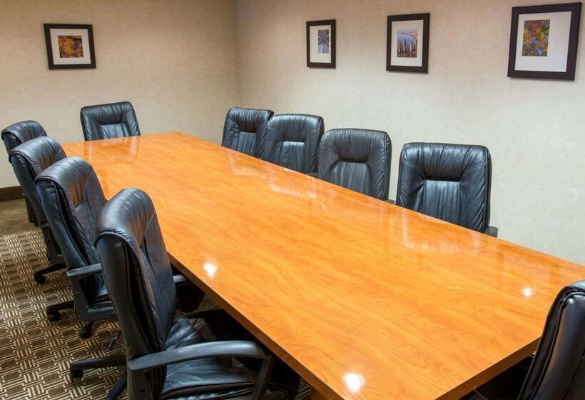 هتل Comfort Suites Grand Rapids South