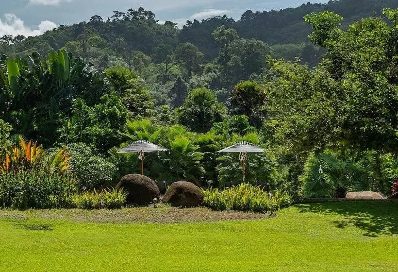 هتل Naithonburi Beach Resort