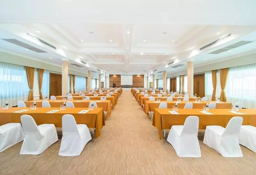 هتل Naithonburi Beach Resort