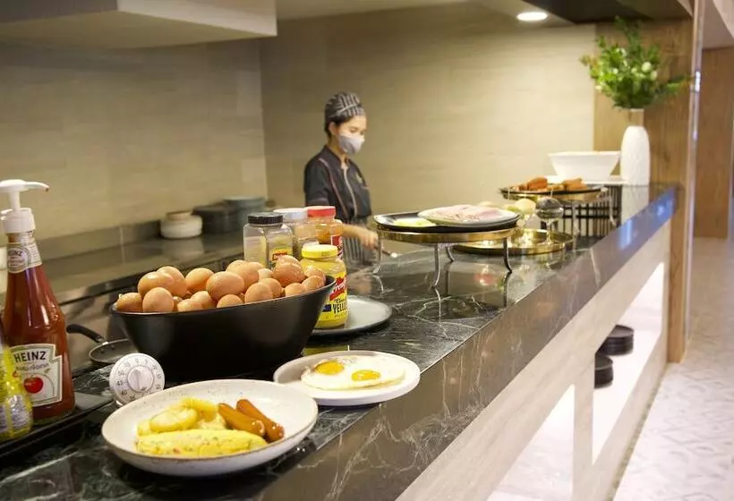 هتل Naithonburi Beach Resort