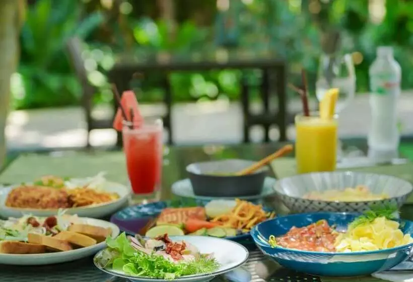 هتل Naithonburi Beach Resort