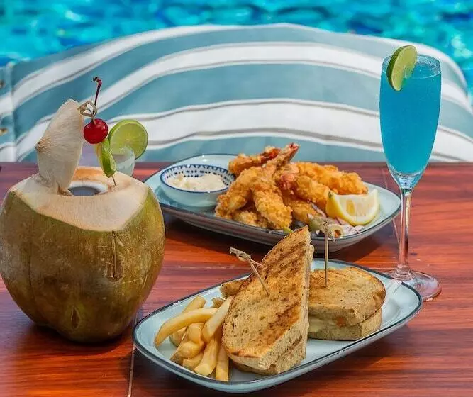 هتل Naithonburi Beach Resort