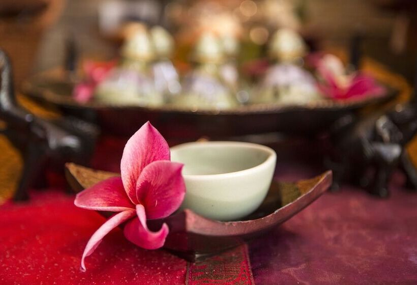 Sandalwood Luxury Villa Resort