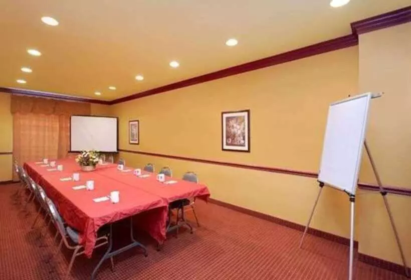 בית מלון כפרי Comfort Suites Near Seaworld