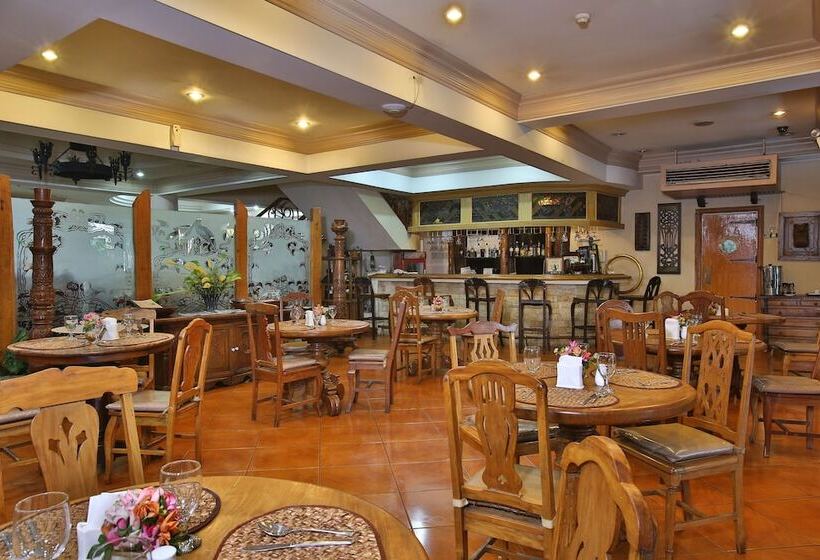 בית מלון כפרי Crown Regency Residences   Cebu