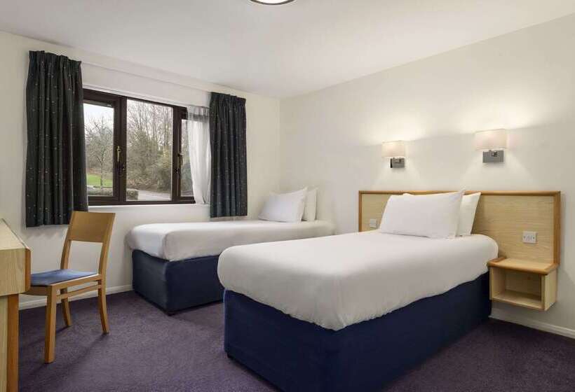 בית מלון כפרי Days Inn Bridgend Cardiff