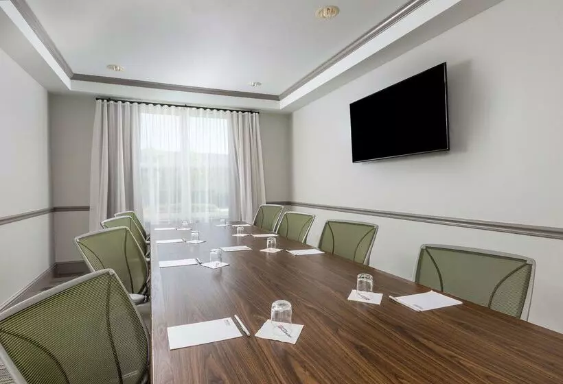 בית מלון כפרי Hilton Garden Inn Oakland / San Leandro