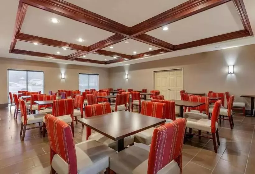 בית מלון כפרי Holiday Inn Express & Suites Milwaukee Nw   Park Place, An Ihg