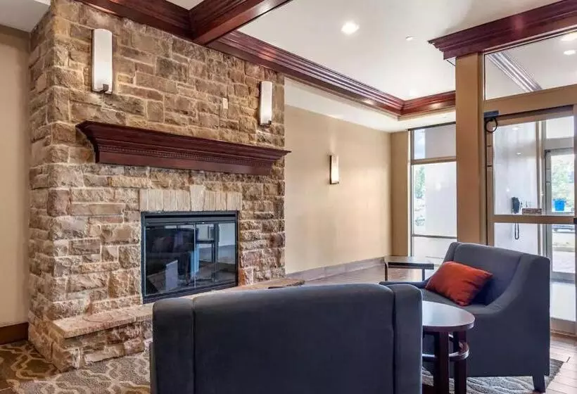 בית מלון כפרי Holiday Inn Express & Suites Milwaukee Nw   Park Place, An Ihg