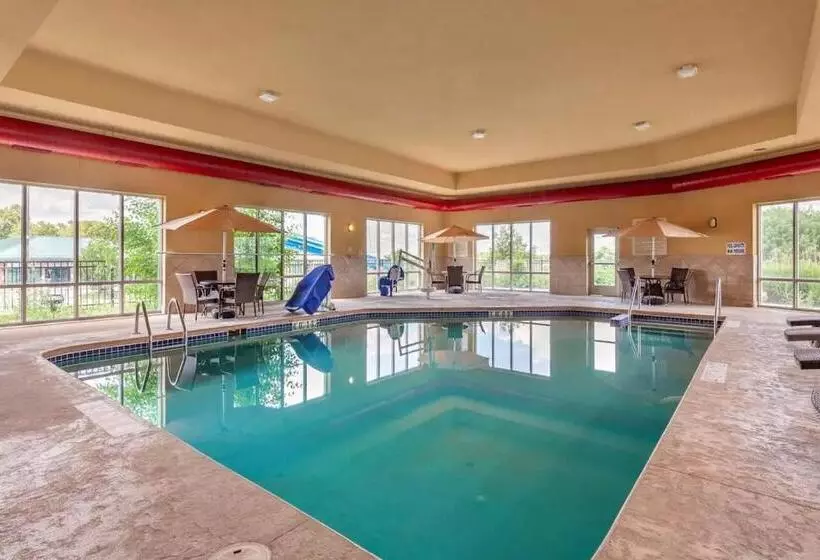 בית מלון כפרי Holiday Inn Express & Suites Milwaukee Nw   Park Place, An Ihg