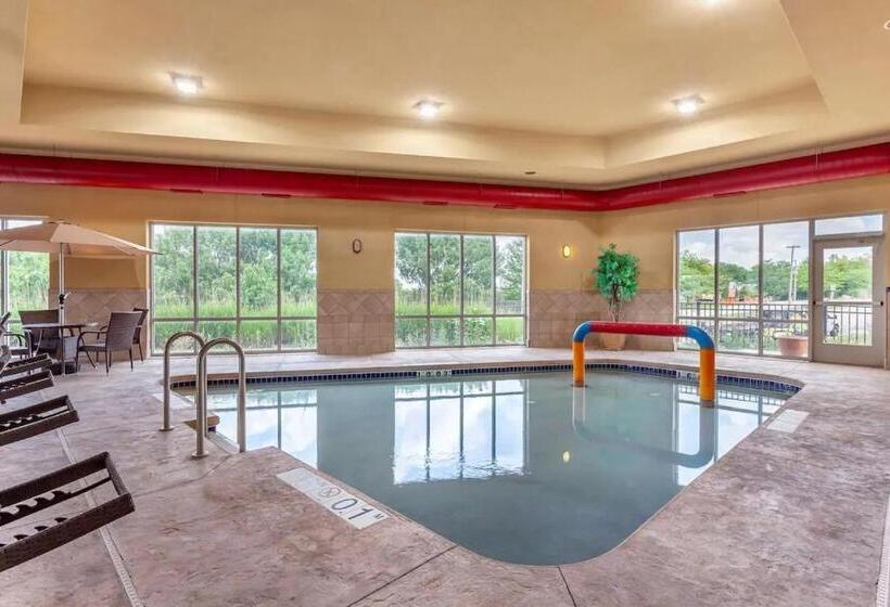 فندق Holiday Inn Express & Suites Milwaukee Nw   Park Place, An Ihg