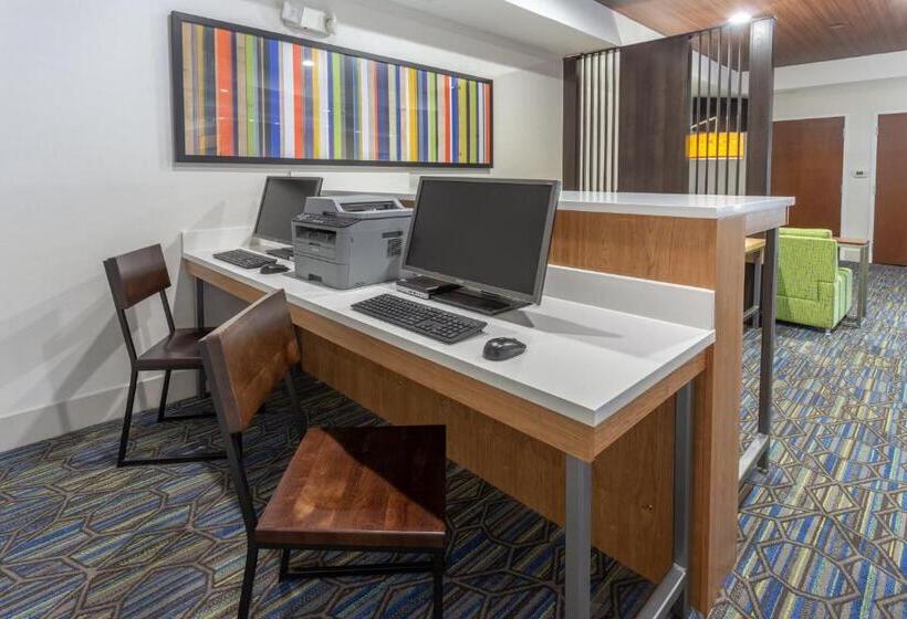 فندق Holiday Inn Express & Suites Milwaukee Nw   Park Place, An Ihg