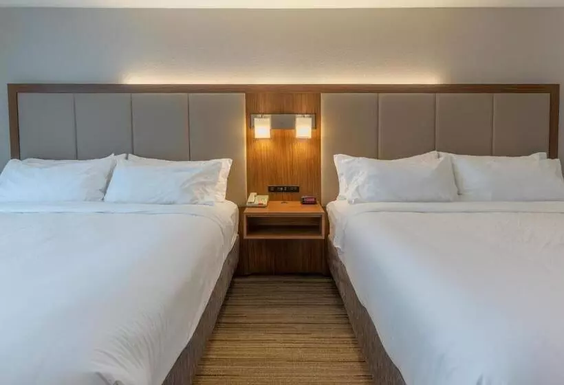 בית מלון כפרי Holiday Inn Express & Suites Milwaukee Nw   Park Place, An Ihg