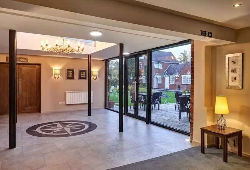 Отель Kings Court