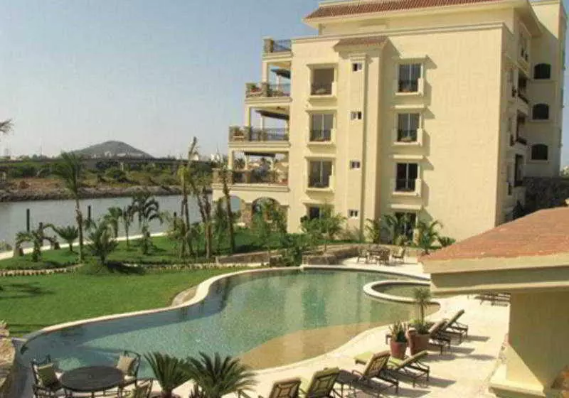 ホテル Serena Marina & Golf Residences