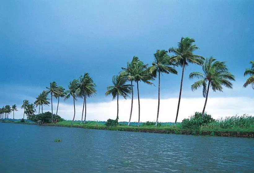 Отель The Zuri Kumarakom  Kerala Resort & Spa