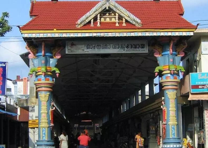 Отель The Zuri Kumarakom  Kerala Resort & Spa