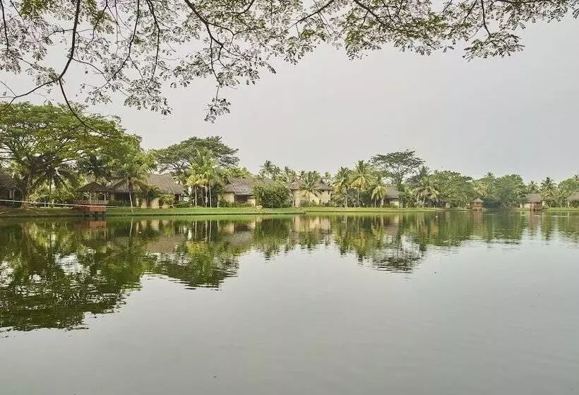 Отель The Zuri Kumarakom  Kerala Resort & Spa