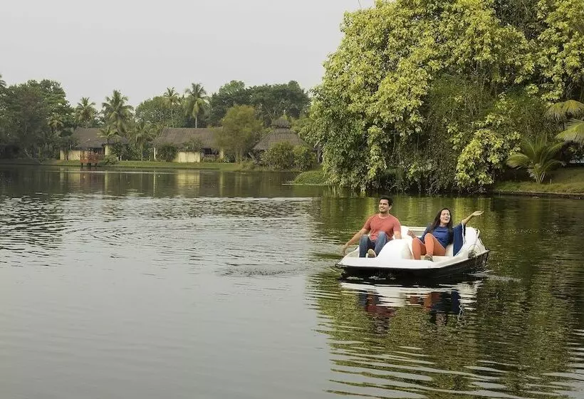 Отель The Zuri Kumarakom  Kerala Resort & Spa