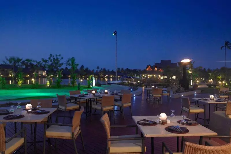 Отель The Zuri Kumarakom  Kerala Resort & Spa