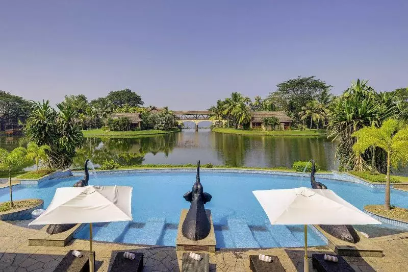 Отель The Zuri Kumarakom  Kerala Resort & Spa