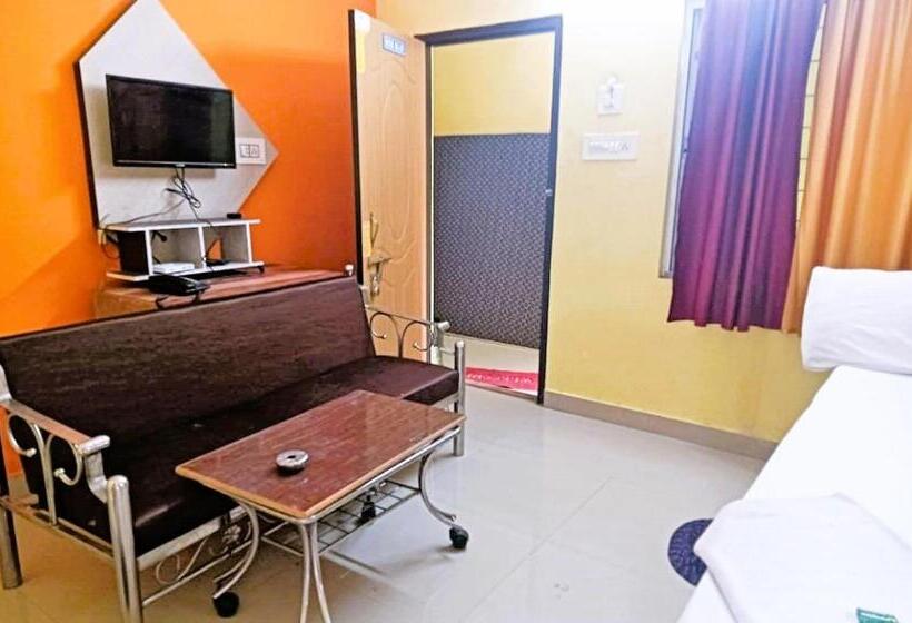 בית מלון כפרי Trinayani Stay   3 Min Walk To Temple