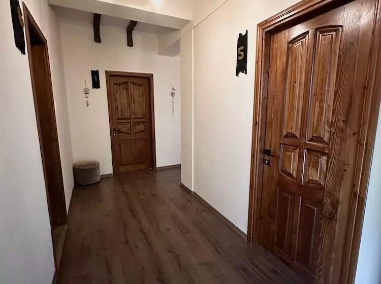 ペンション Guesthouse Shtëpia Ime