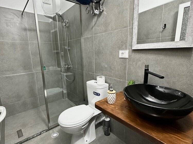 ペンション Guesthouse Shtëpia Ime